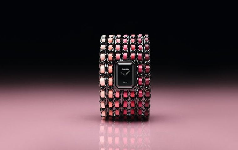 ساعة PREMIÈRE CUFF BLUSH من شانيل تضفي الأنوثة والرقي إلى إطلالاتك